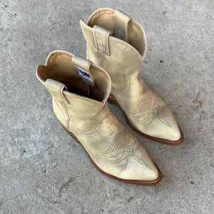 Hardly ever worn Frye boots size 6